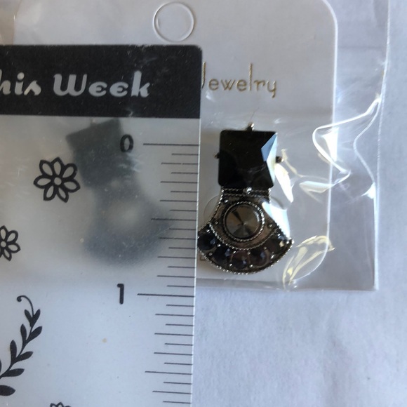 Pendulum shaped Black statement earrings - Picture 3 of 4